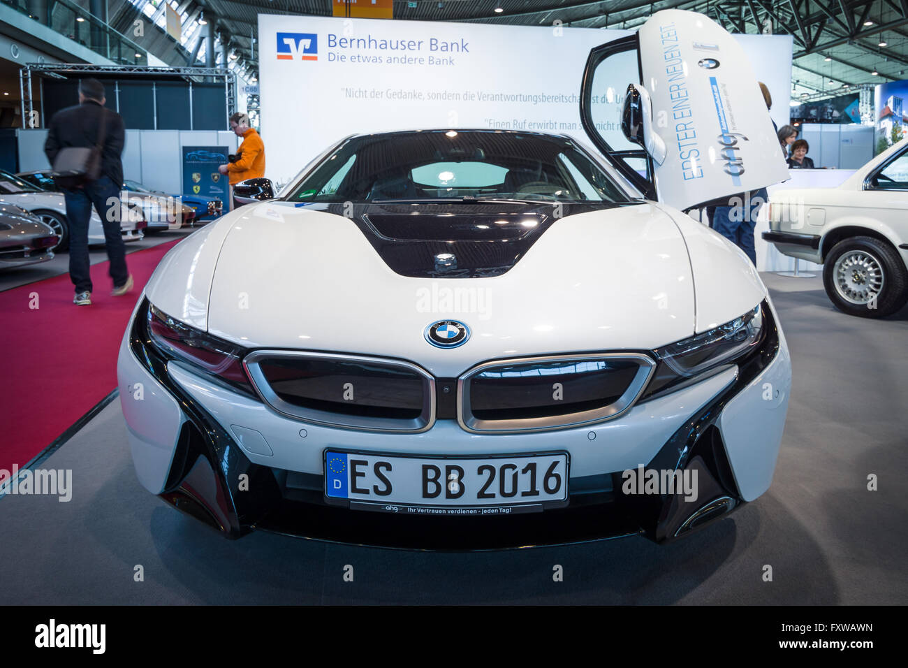 STUTTGART, Germania - 17 Marzo 2016: Ibrido Plug-in auto sportive Bmw i8. In Europa il più grande classico auto exhibition 'retrò classici' Foto Stock