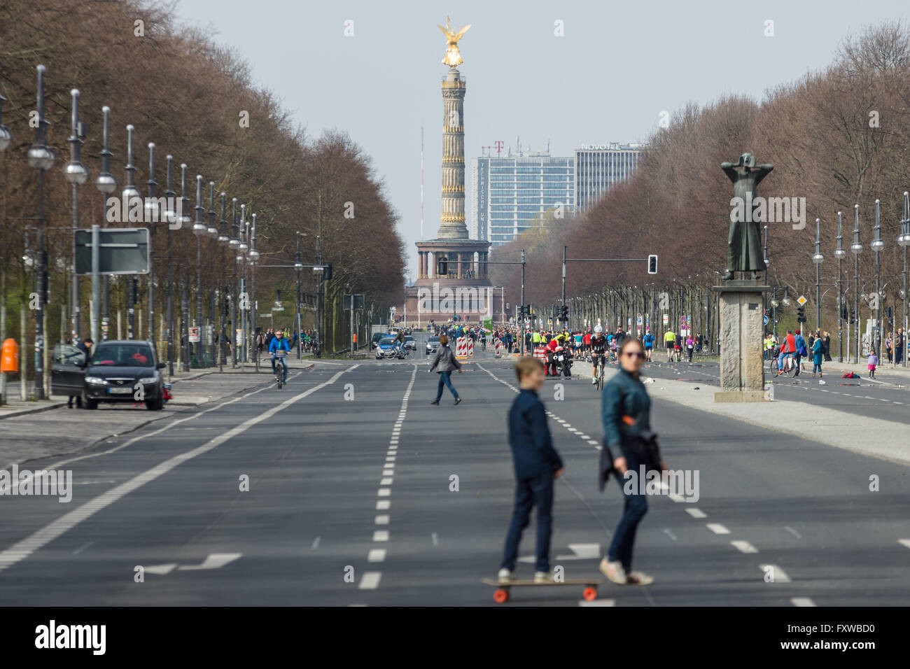 Berlino - Aprile 03, 2016: 17 giugno Street, sullo sfondo la Colonna della Vittoria. Foto Stock