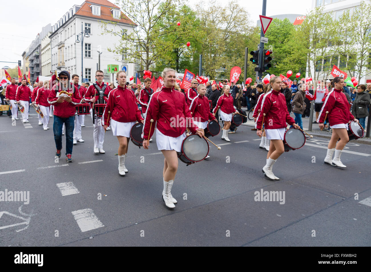 Berlino - Maggio 01, 2015: International Labor Day. I partecipanti alla manifestazione musicisti Berliner Fanfarenzug. Foto Stock