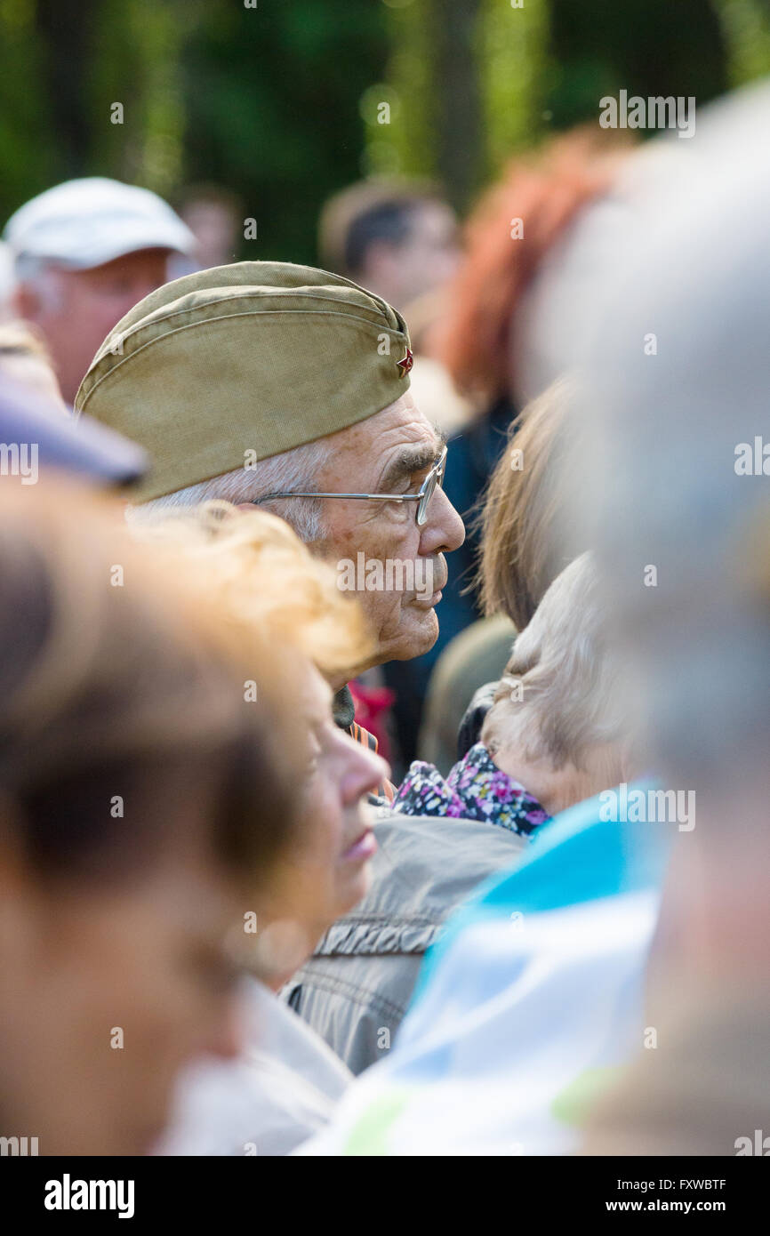 La vittoria nel giorno dell'Europa. Parco Treptower. Un uomo anziano in un soldato del cappuccio di foraggio ascolta i partecipanti cerimonia commemorativa. Foto Stock