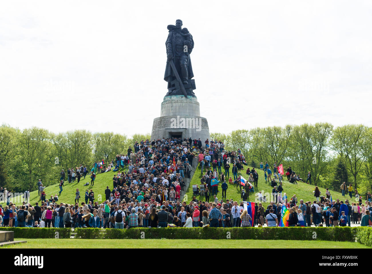 Berlino - Maggio 09, 2015: vittoria di giornata nel Parco Treptower. Guerra sovietica Memorial, e numerosi ospiti e visitatori. Foto Stock