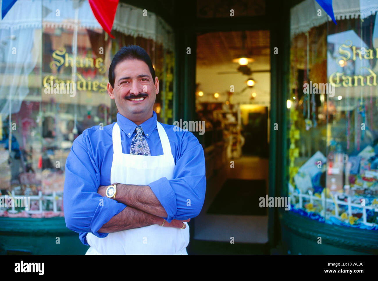 Imprenditore fotografata davanti al suo negozio di caramelle Foto Stock