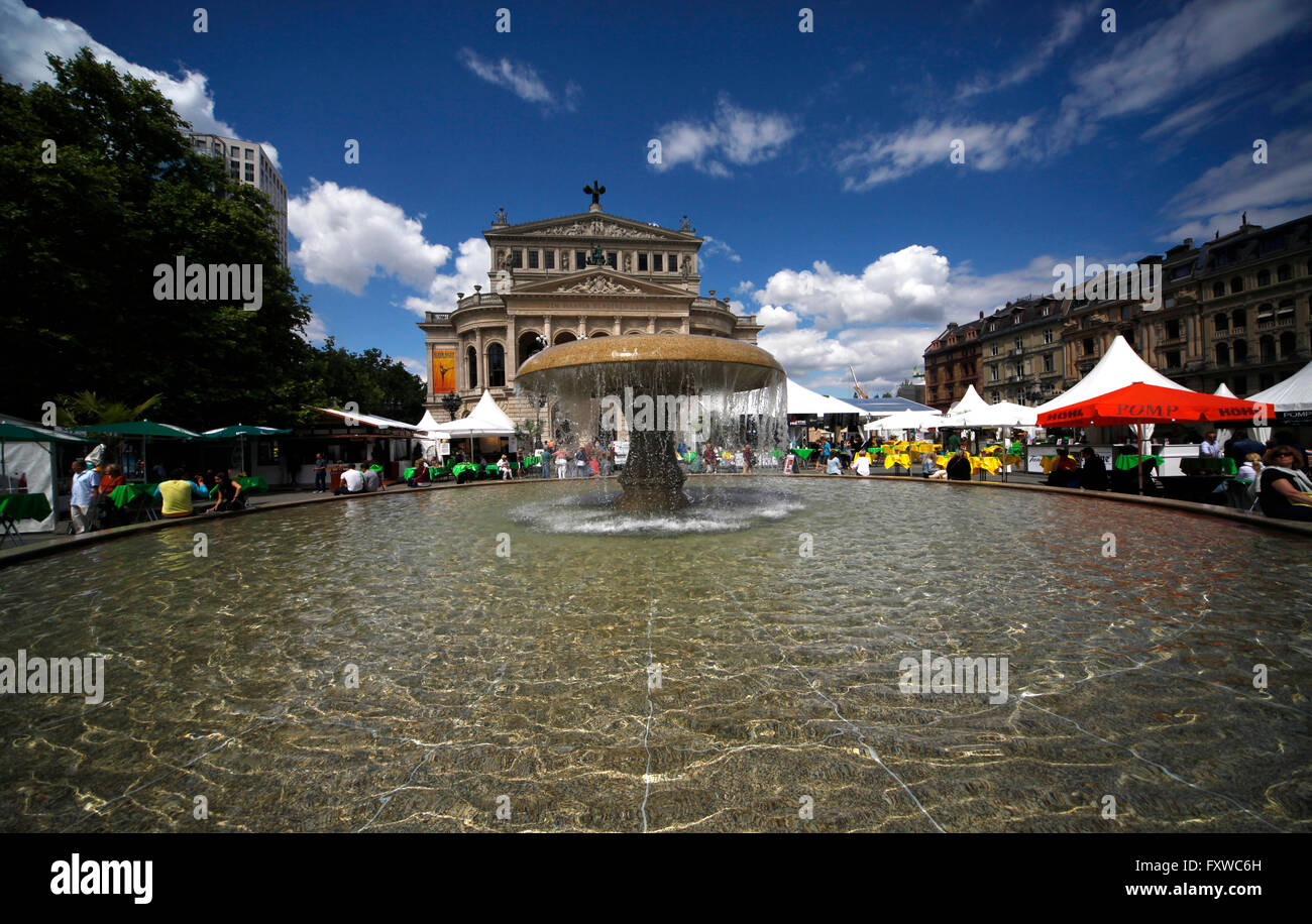 Fontana & vecchio (ALTE ) OPERA HOUSE OPERNPLATZ SQUARE Frankfurt Germania 25 giugno 2014 Foto Stock