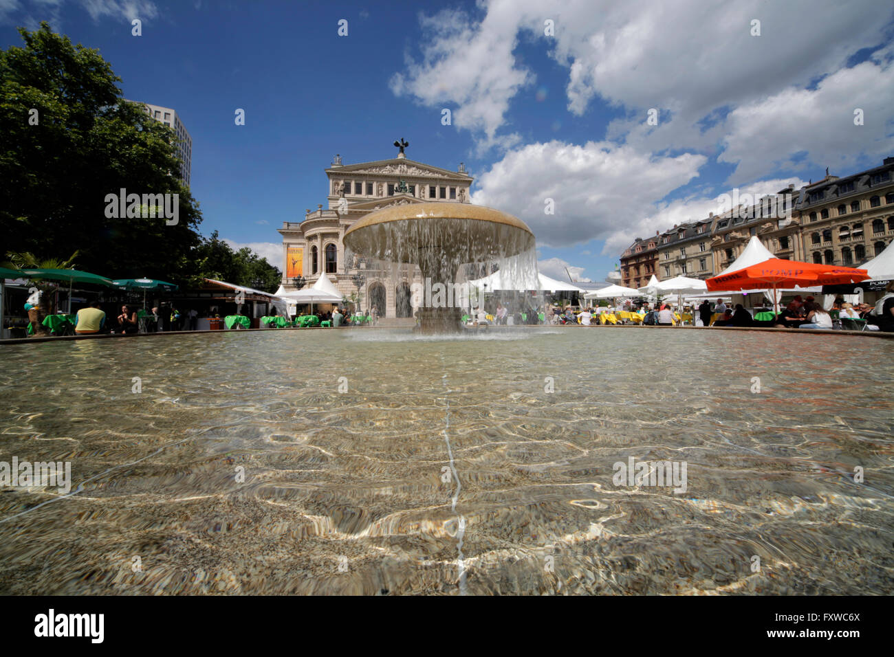 Fontana & vecchio (ALTE ) OPERA HOUSE OPERNPLATZ SQUARE Frankfurt Germania 25 giugno 2014 Foto Stock