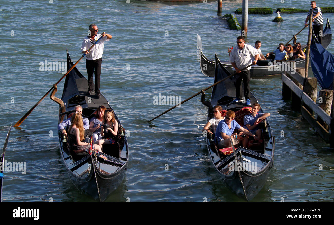 Gondole e gondolieri Venezia Venezia Italia 01 Agosto 2014 Foto Stock