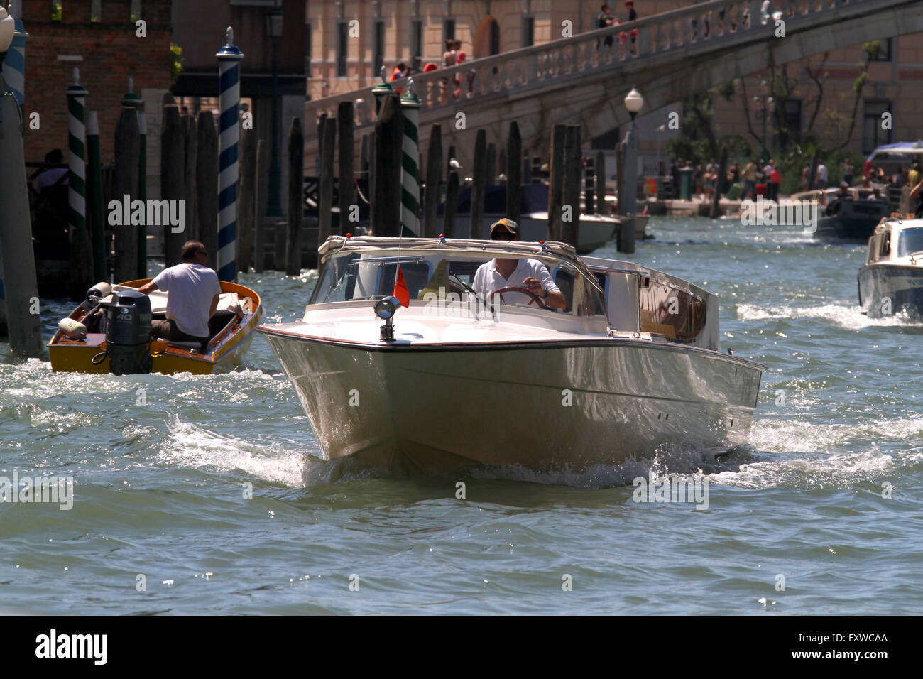 Il TAXI ACQUEO SUL CANAL GRANDE Venezia Venezia Italia 01 Agosto 2014 Foto Stock