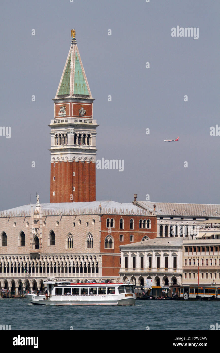 SAN MARCO il campanile e il Palazzo del Doge LAGUNA VENETA Venezia Italia 02 Agosto 2014 Foto Stock