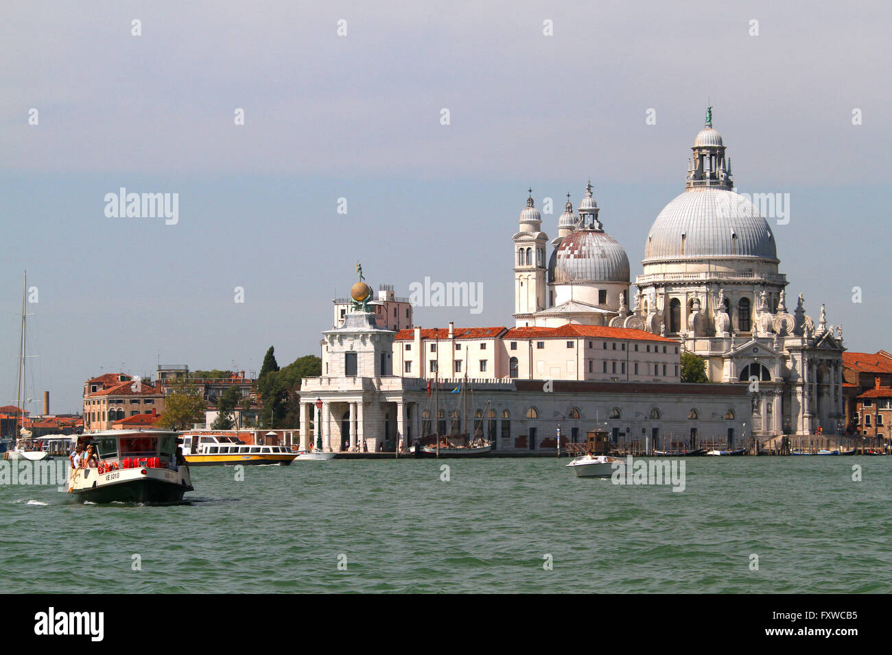 Traghetti passeggeri E BASILICA DI SANTA MARIA DELLA SALUTE LAGUNA VENETA Venezia Italia 02 Agosto 2014 Foto Stock