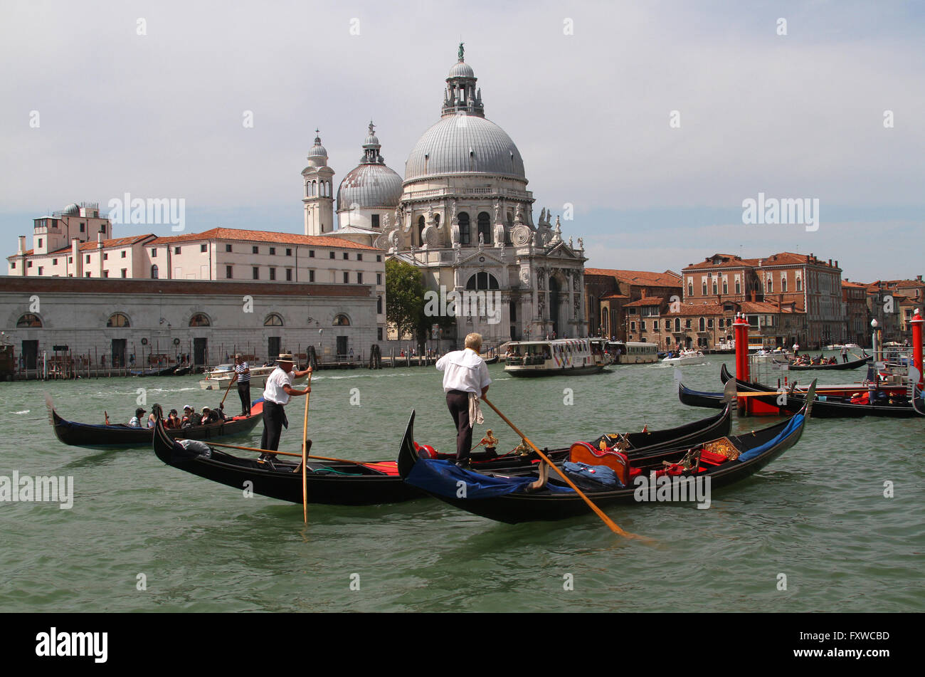Gondole e BASILICA DI SANTA MARIA DELLA SALUTE CANAL GRANDE Venezia Italia 02 Agosto 2014 Foto Stock
