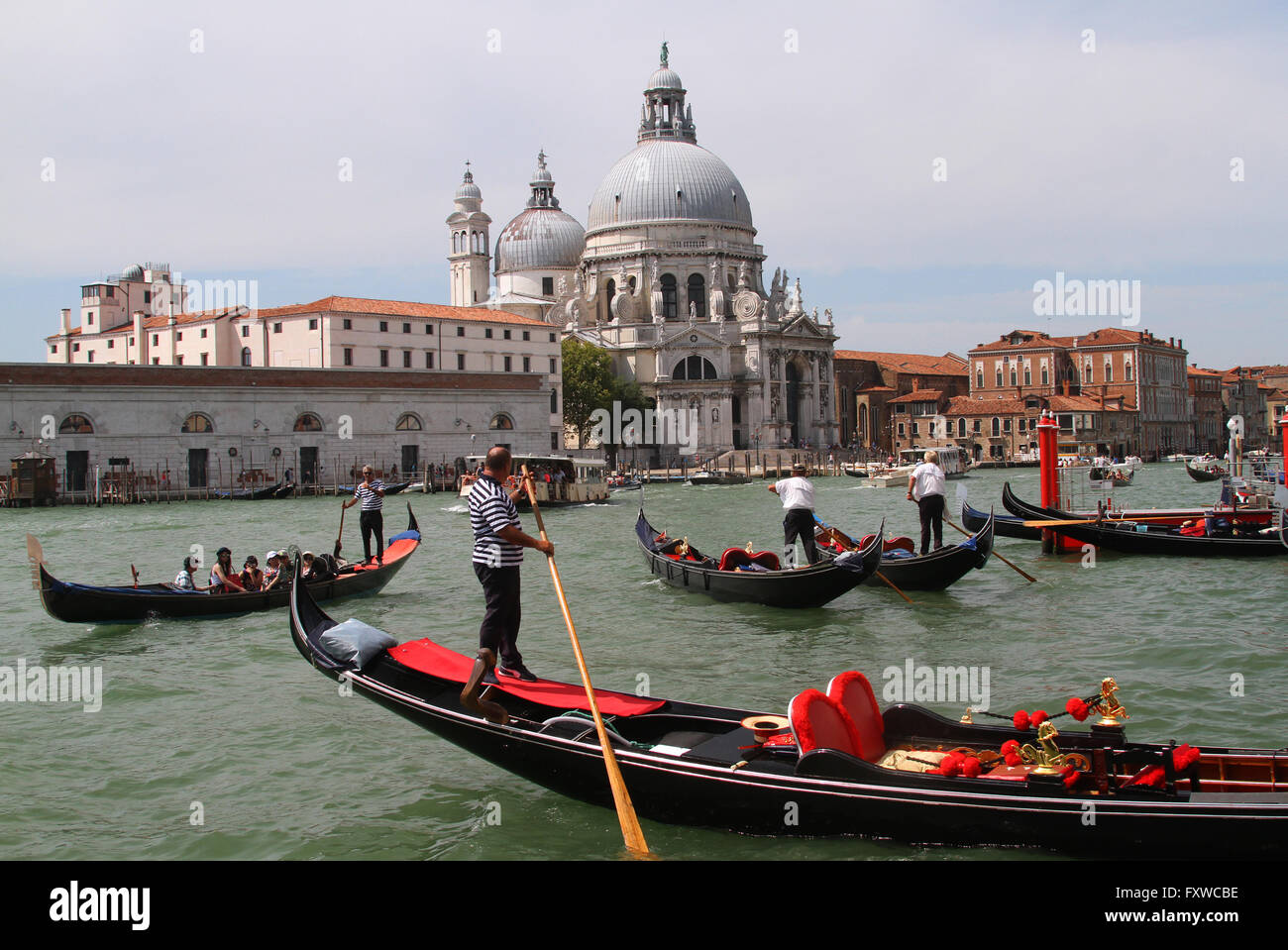 Gondole e BASILICA DI SANTA MARIA DELLA SALUTE CANAL GRANDE Venezia Italia 02 Agosto 2014 Foto Stock