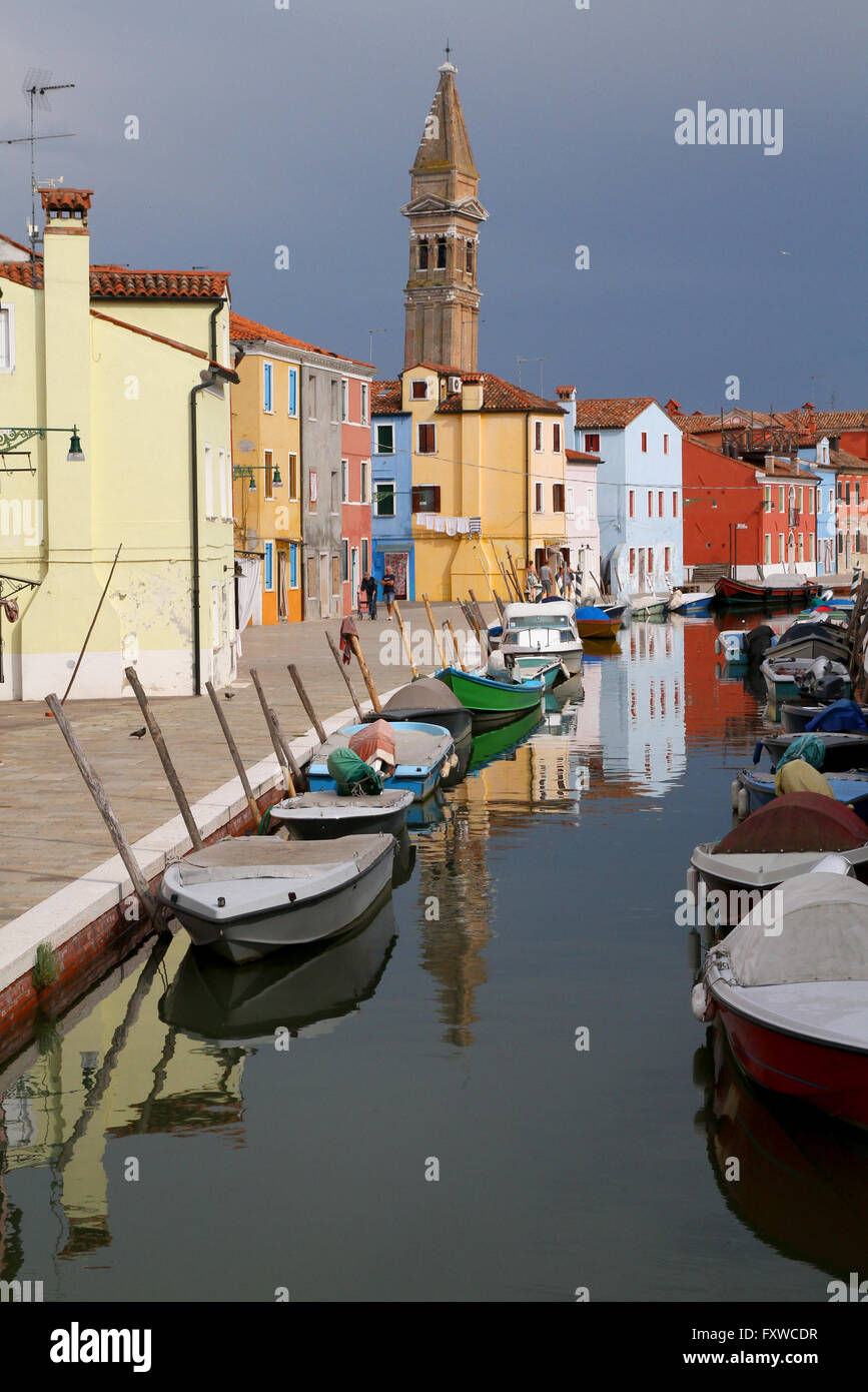 Case colorate & BARCHE SUL CANAL Burano Venezia Italia 03 Agosto 2014 Foto Stock