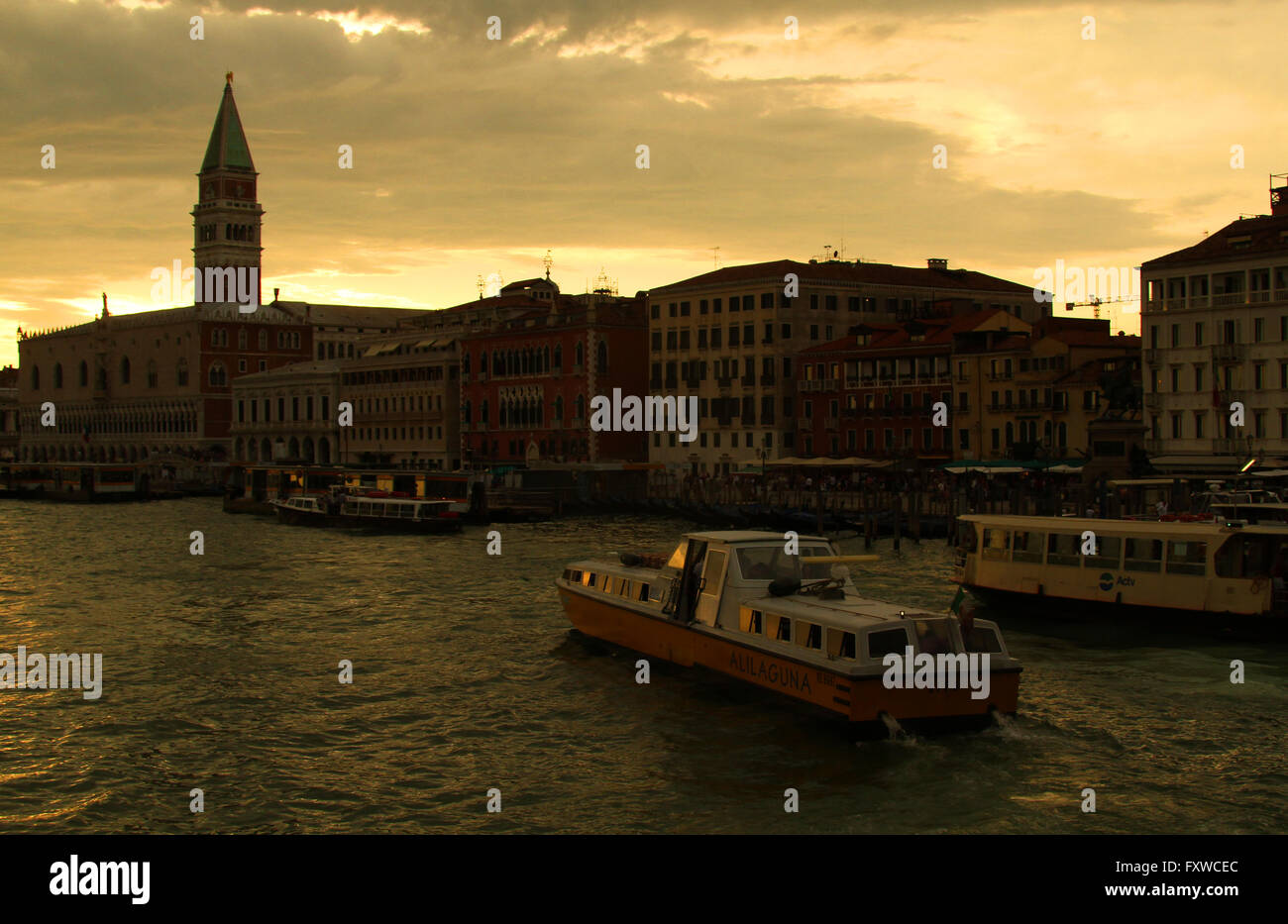 Traghetto PASSEGGERI E FACCIATA Venezia Italia 03 Agosto 2014 Foto Stock