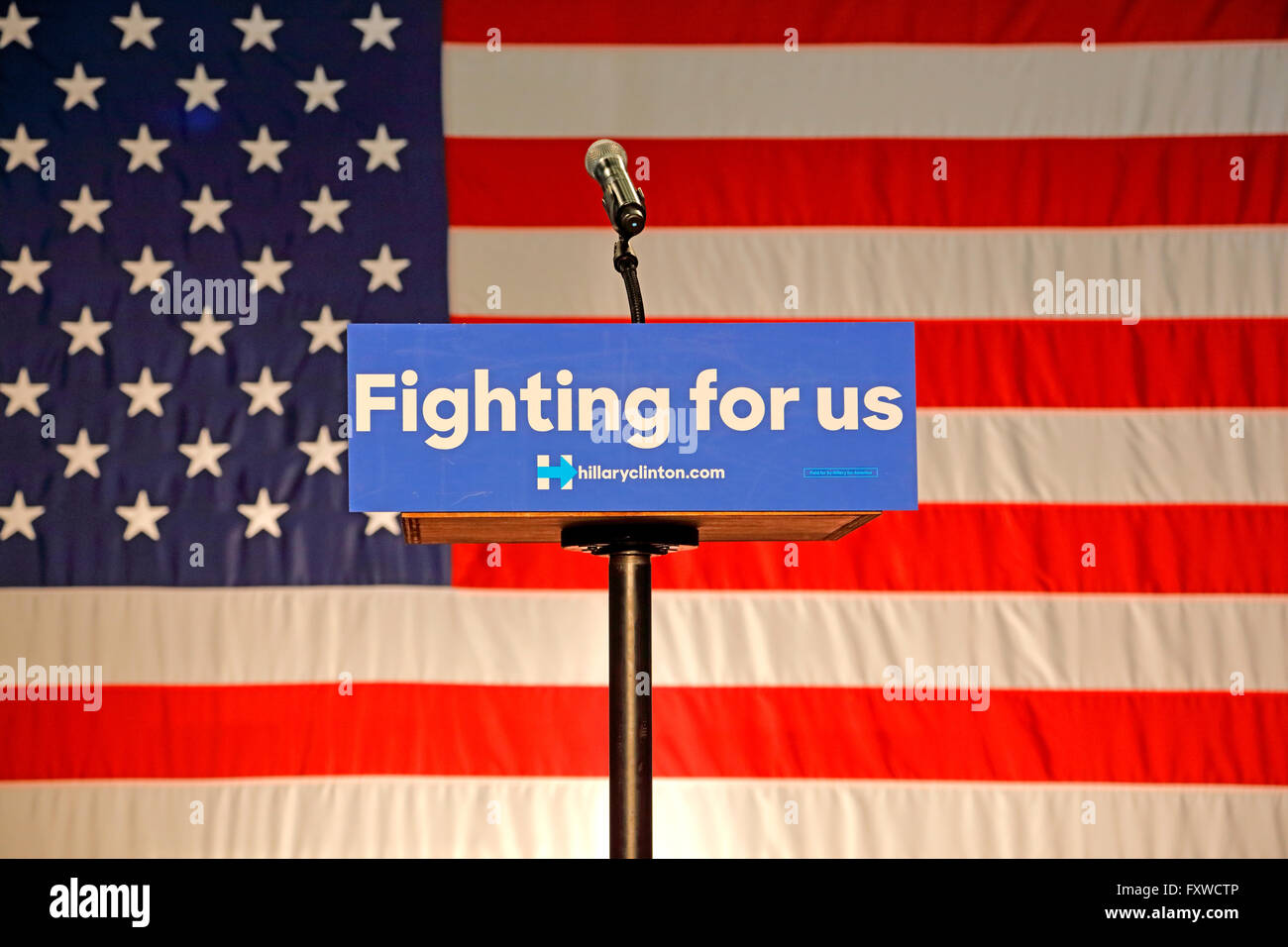 Podio vuoto legge 'Lotta per noi' a Hillary Clinton al Rally di SW College di Los Angeles, 16 aprile 2016 Foto Stock