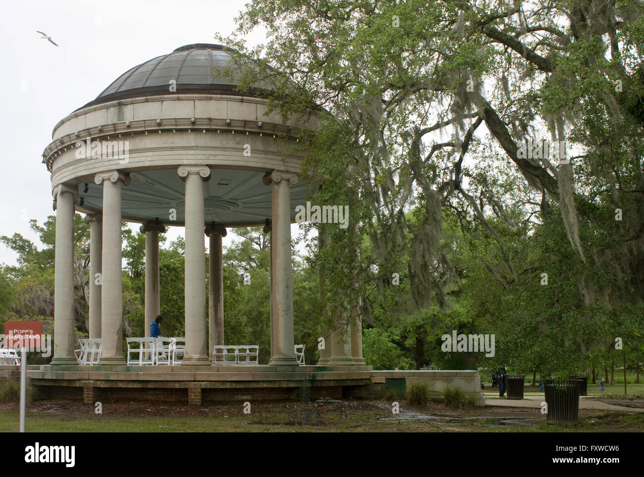 New Orleans City Park's bandstand, circondato da antichi lecci. Spesso utilizzato per matrimoni durante il fine settimana. Foto Stock