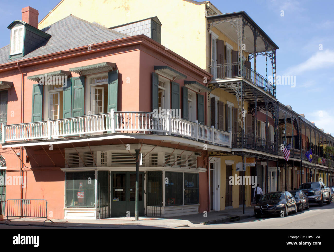Tipico angolo di strada di New Orleans French Quarter, con persiane di uragano e balconi di ferro sui palazzi ottocenteschi. Foto Stock