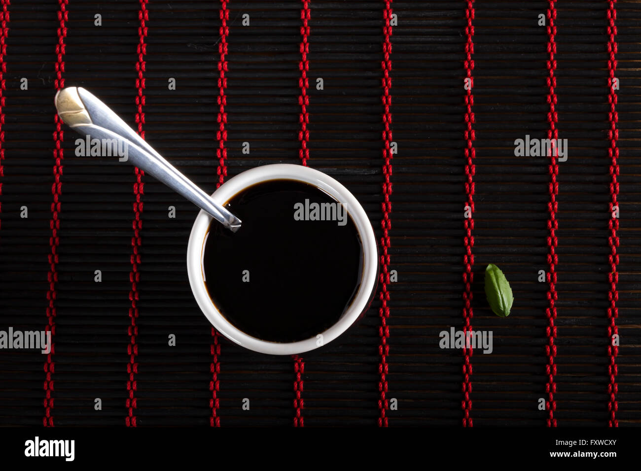 Ciotola di salsa di soia su black bamboo rug Foto Stock
