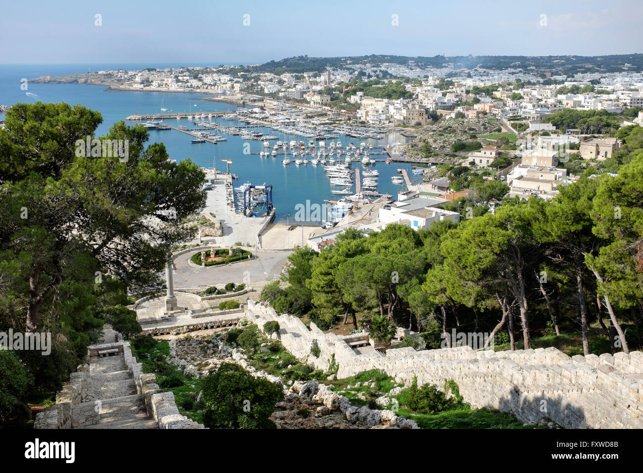 Il porto di Santa Maria di Leuca si trova in corrispondenza della base di un uomo fatto cascata, la fine dell'Acquedotto Pugliese Foto Stock