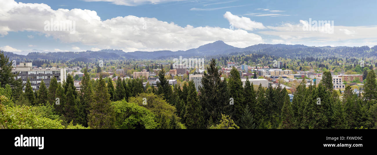 Eugene, Oregon downtown cityscape da Skinner parco Butte viewpoint durante la primavera panorama Foto Stock