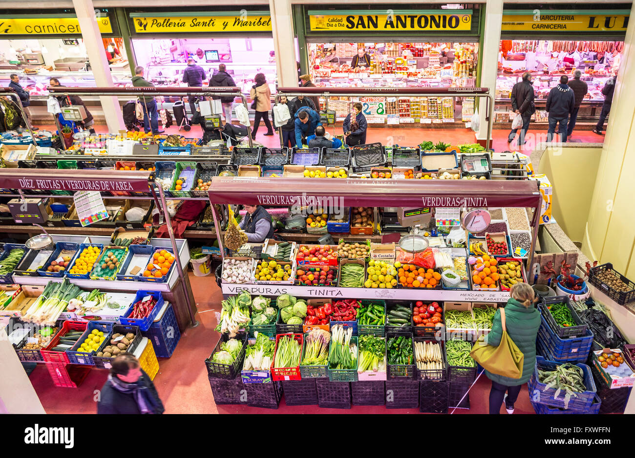 People Shopping verdure in San Blas Mercato (Mercado de Abastos) è il principale fresca di mercato producono in Logroño La Rioja. Spagna. Foto Stock