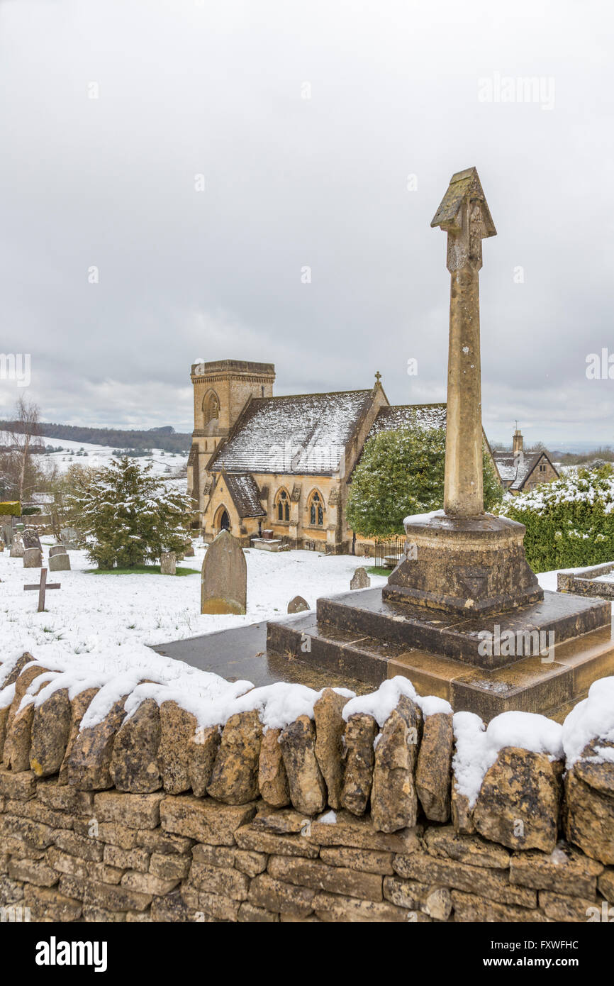 Aprile 2016, neve nel villaggio Costwold di Snowshill, Glouestershire, England, Regno Unito Foto Stock