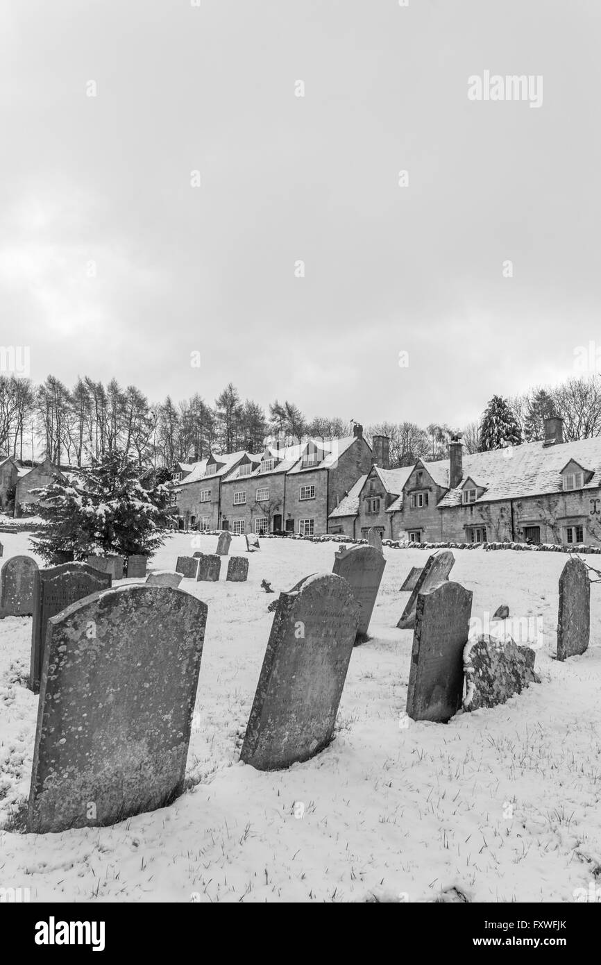 Aprile 2016, neve nel villaggio Costwold di Snowshill in monocromatico, Glouestershire, England, Regno Unito Foto Stock