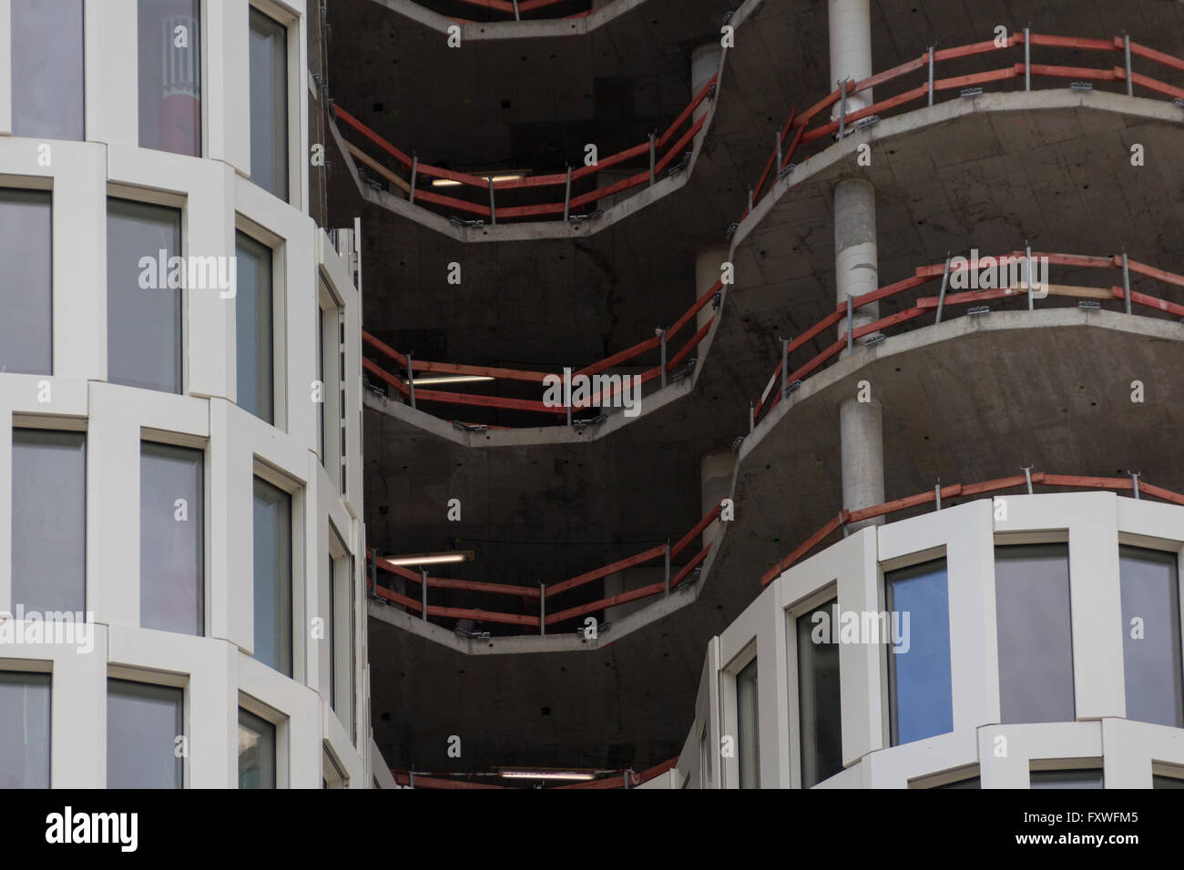 Edificio moderno di facciata laterale di costruzione - immobiliare Foto Stock