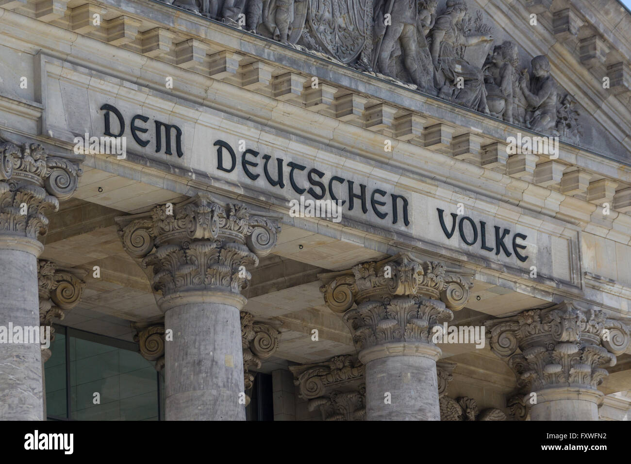 Dettaglio del Reichstag di Berlino, Germania. 'Em Deutschen Volke' ( per il popolo tedesco ). Foto Stock