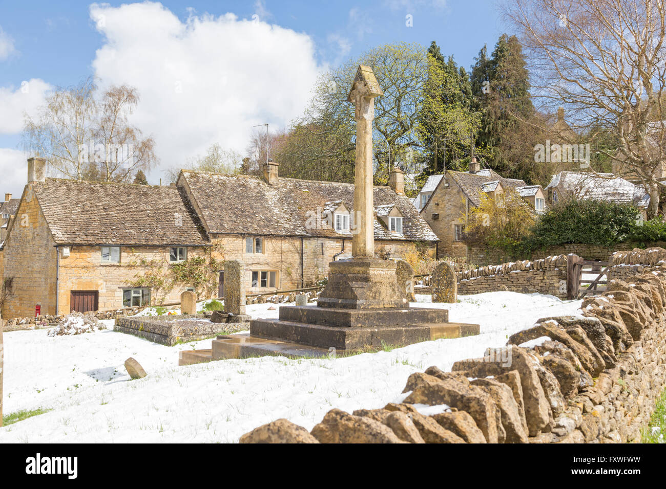 Aprile 2016, neve nel villaggio Costwold di Snowshill, Glouestershire, England, Regno Unito Foto Stock