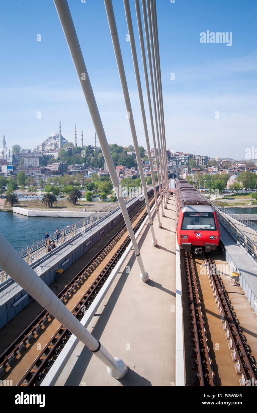 La nuova metropolitana ponte richiese molti anni per costruire e ora attraversa il Golden Horn in Istanbul Foto Stock