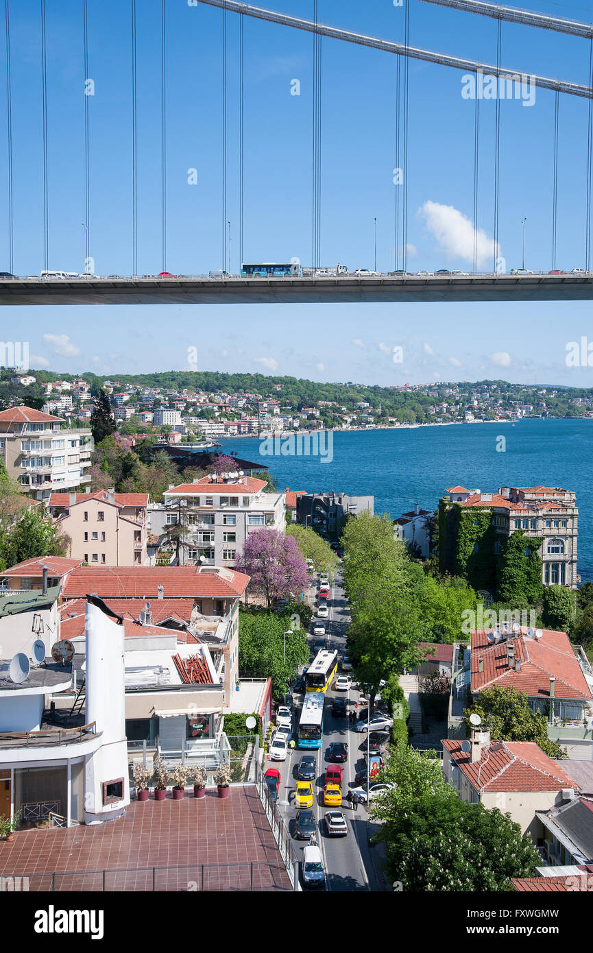 Il secondo ponte sul Bosforo a Istanbul è sempre piena di traffico e ha una fantastica vista sull'acqua. Foto Stock