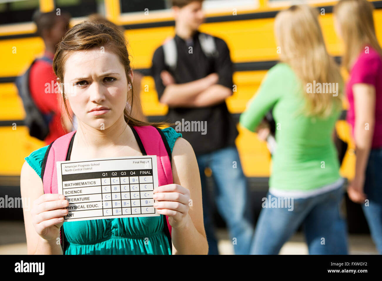 Serie con multi-etnico gruppo di studenti adolescenti e imbarco su un bus di scuola. Tenendo un report card con gradi. Foto Stock