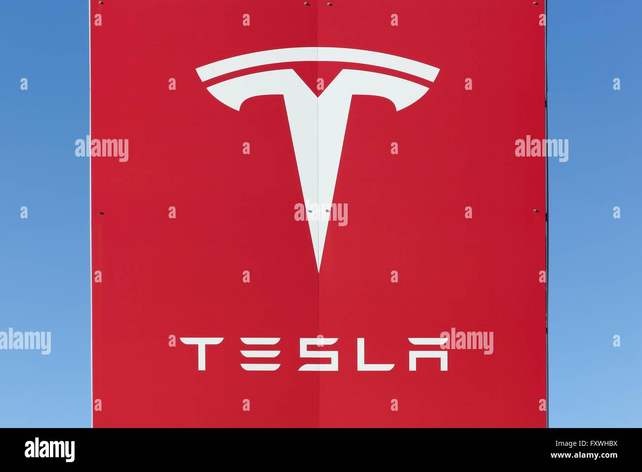 Segno della concessionaria di automobili Tesla Foto Stock