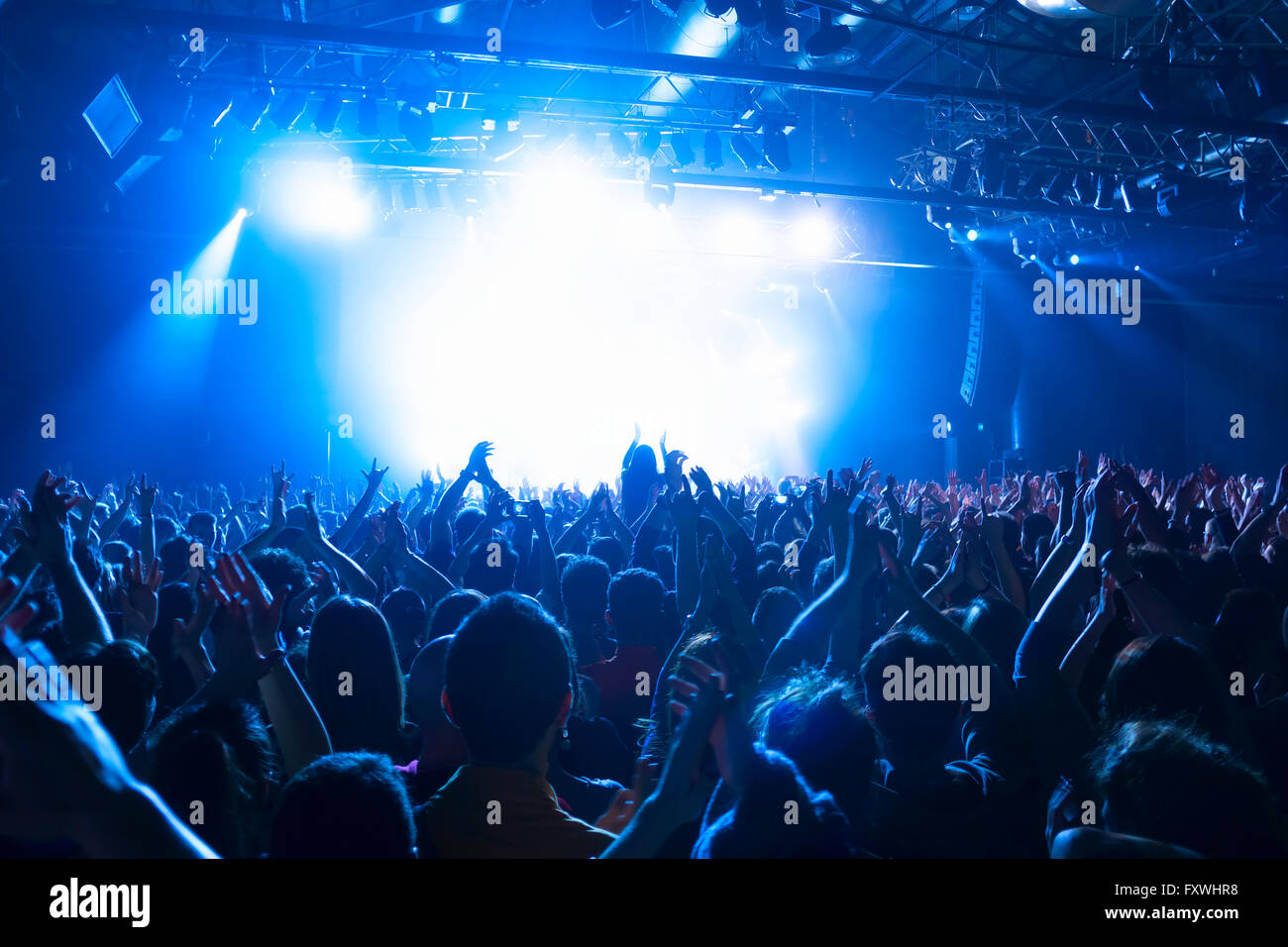 Silhouette di folla al concerto di musica nella parte anteriore della fase Foto Stock