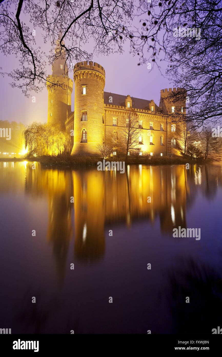 Beleuchtetes Wasserschloss Moyland im Nebel, Museo fuer Moderne Kunst, Deutschland, Renania settentrionale-Vestfalia, Bedburg-Hau | illuminato Castello Moyland nella nebbia, in Germania, in Renania settentrionale-Vestfalia, Bedburg-Hau Foto Stock