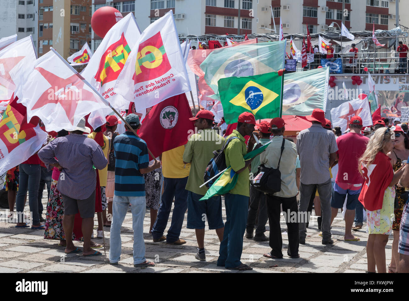 Salvador, Bahia, Brasile. Il 17 aprile, 2016. protesta contro l'impeachment del al Presidente del Brasile Dilma Rousseff. Credito: Andrew Kemp/Alamy Live News Foto Stock