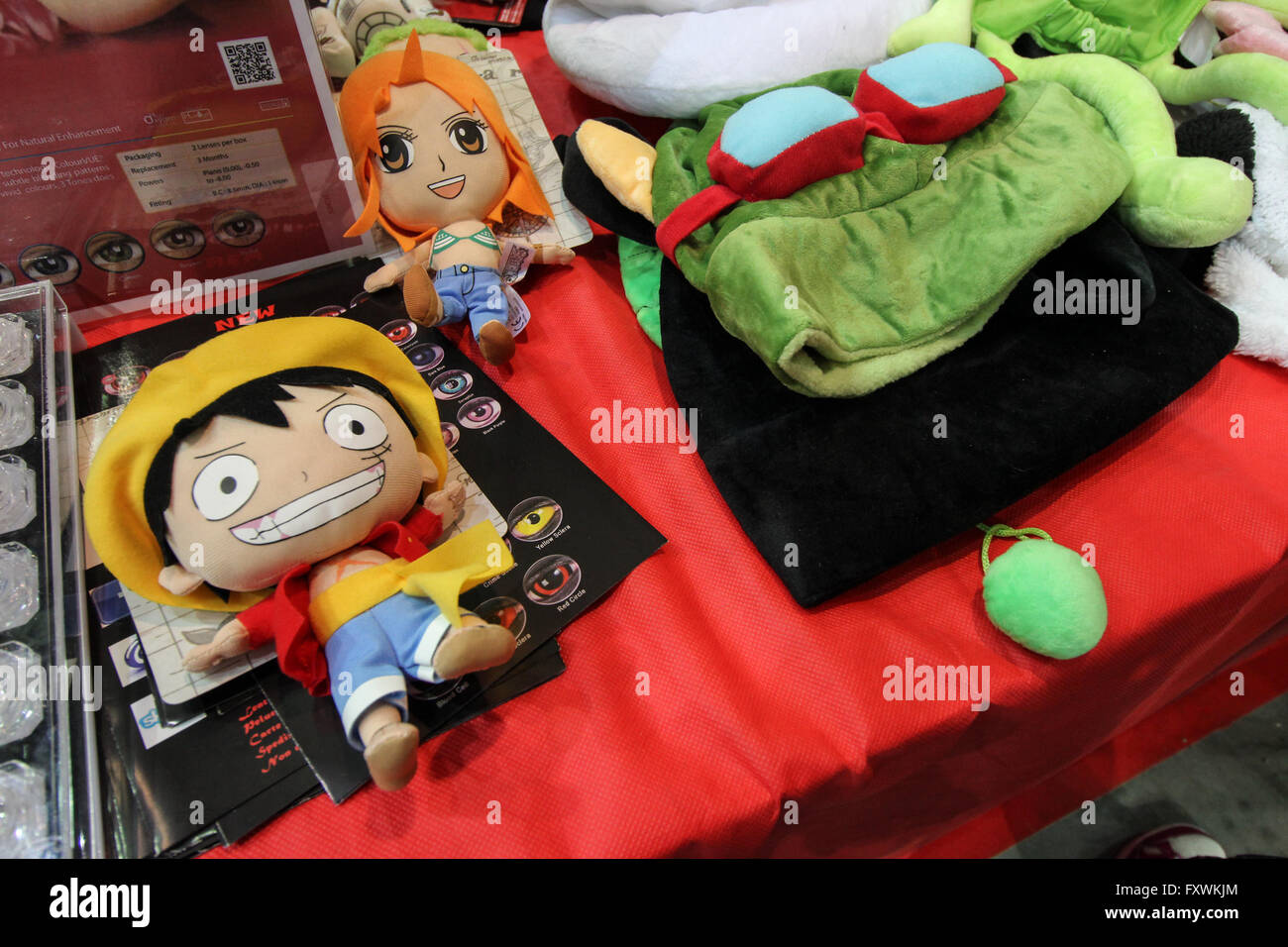 Torino, Italia. Xv Apr, 2016. Qui i peluche da cartone animato un pezzo con Rufy e Nami e un cappello circa il caracter Teemo da gioco Lega delle leggende. Oltre 55000 visitatori a Torino Comics, la fiera di fumetti e di video gioco, che quest anno ha avuto luogo presso la Olympic ovale. © Elena Aquila/Pacific Press/Alamy Live News Foto Stock