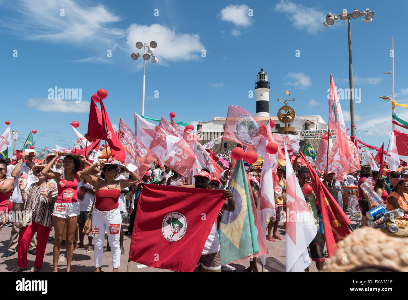 Salvador, Bahia, Brasile. Il 17 aprile, 2016. protesta contro l'impeachment del al Presidente del Brasile Dilma Rousseff. Credito: Andrew Kemp/Alamy Live News Foto Stock