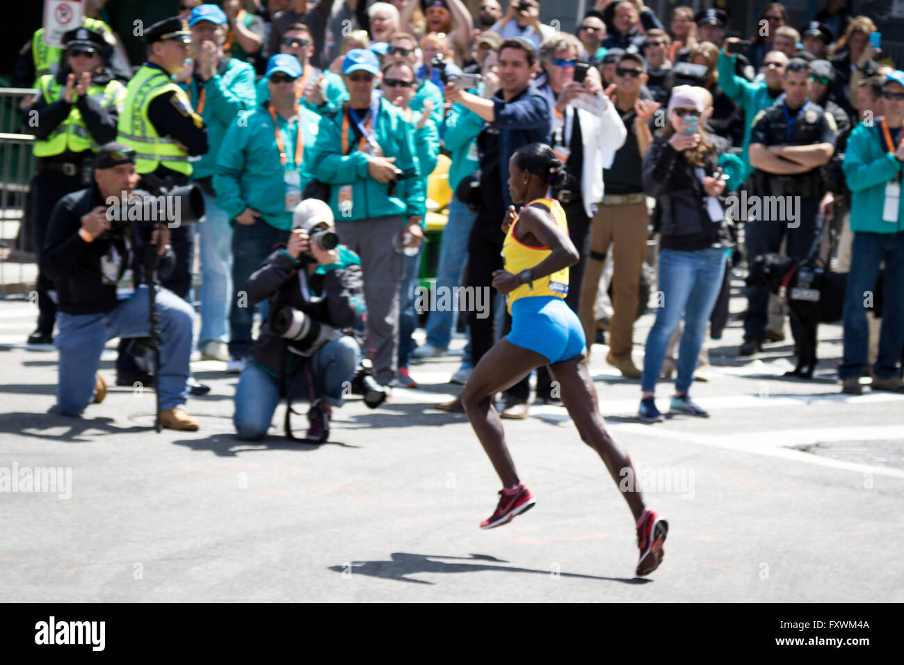 Boston, MA, Stati Uniti d'America. 18 Aprile, 2016. Atsede Baysa dell Etiopia finiture in primo luogo in campo femminile Elite divisione del 2016 Maratona di Boston con un tempo non ufficiale di 2:29:19. John Kavouris/Alamy Live News Foto Stock