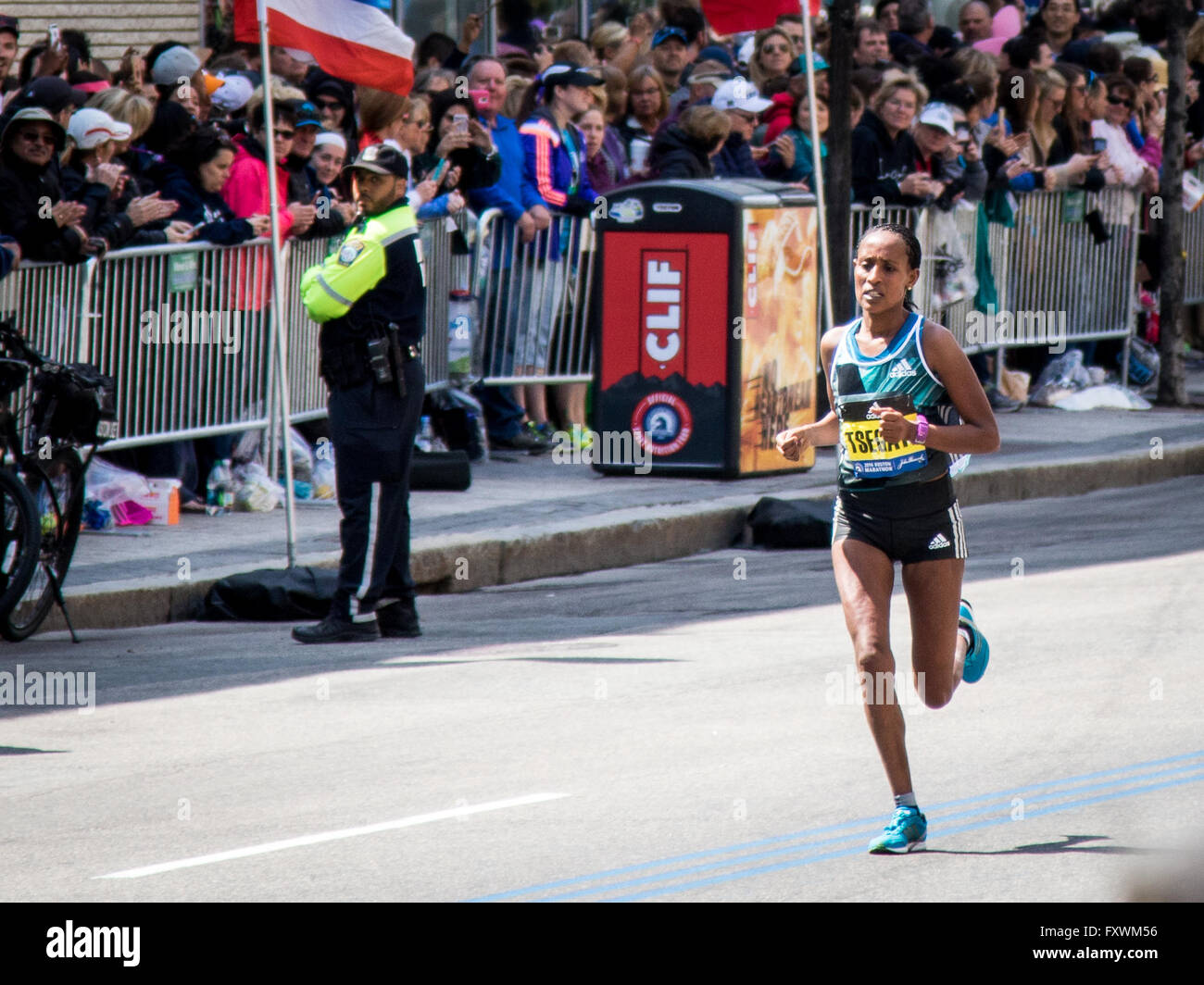 Boston, MA, Stati Uniti d'America. 18 Aprile, 2016. Tirfi Tsegaye dell Etiopia termina la seconda in Elite femminile al 2016 Boston Marathon. John Kavouris/Alamy Live News Foto Stock