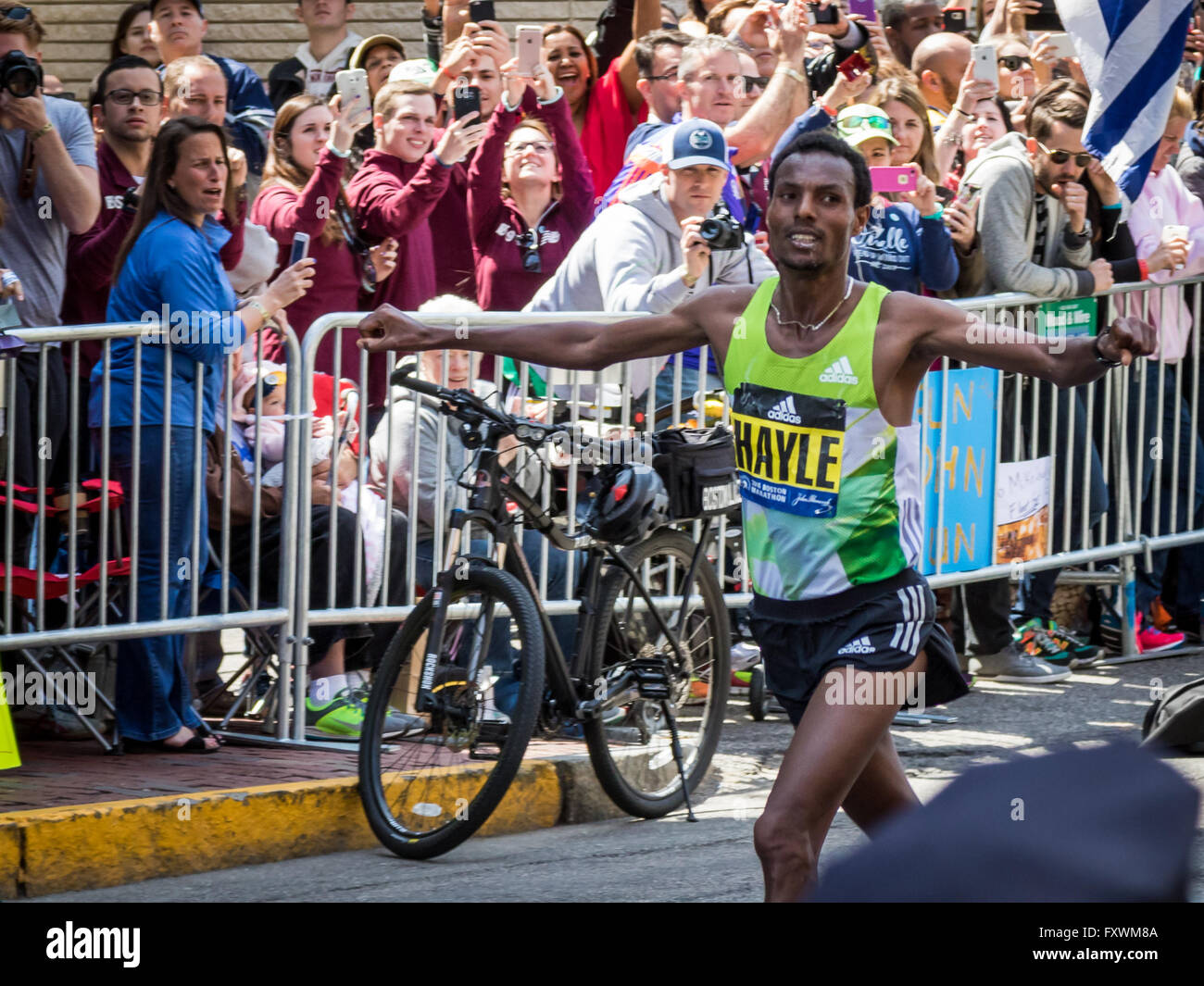 Boston, MA, Stati Uniti d'America. 18 Aprile, 2015. Lemi Berhanu Hayle dell Etiopia vince Uomini Elite divisione del 2016 Maratona di Boston con un tempo non ufficiale di 2:12:45. John Kavouris/Alamy Live News Foto Stock