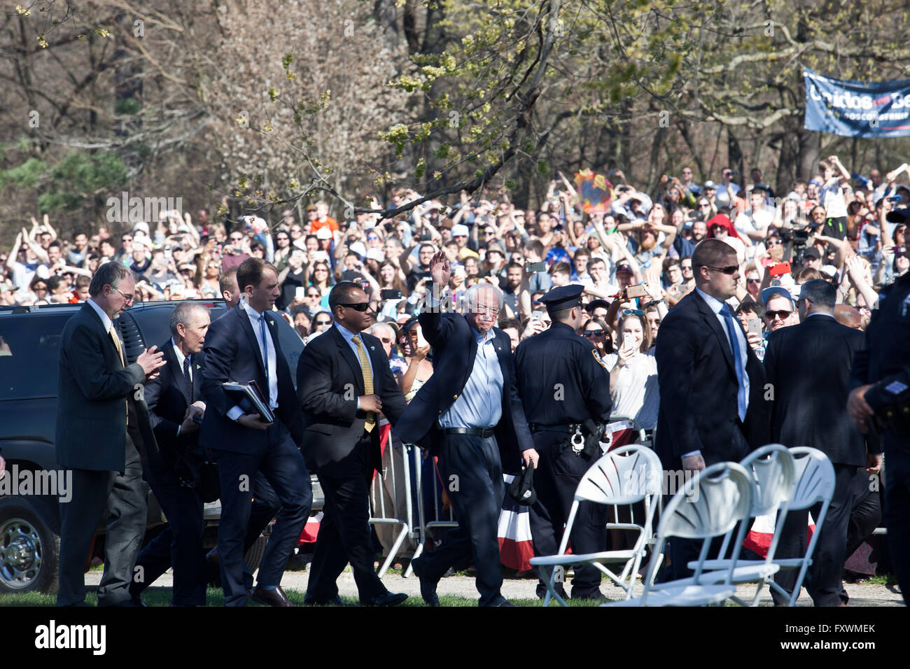 New York, Stati Uniti d'America. Xvii Apr, 2016. Bernie Sanders sventolare a tifosi pur essendo scortato dai servizi segreti per un discorso tenuto in Prospect Park di Brooklyn. Credito: Alvin Thompson/Alamy Live News Foto Stock