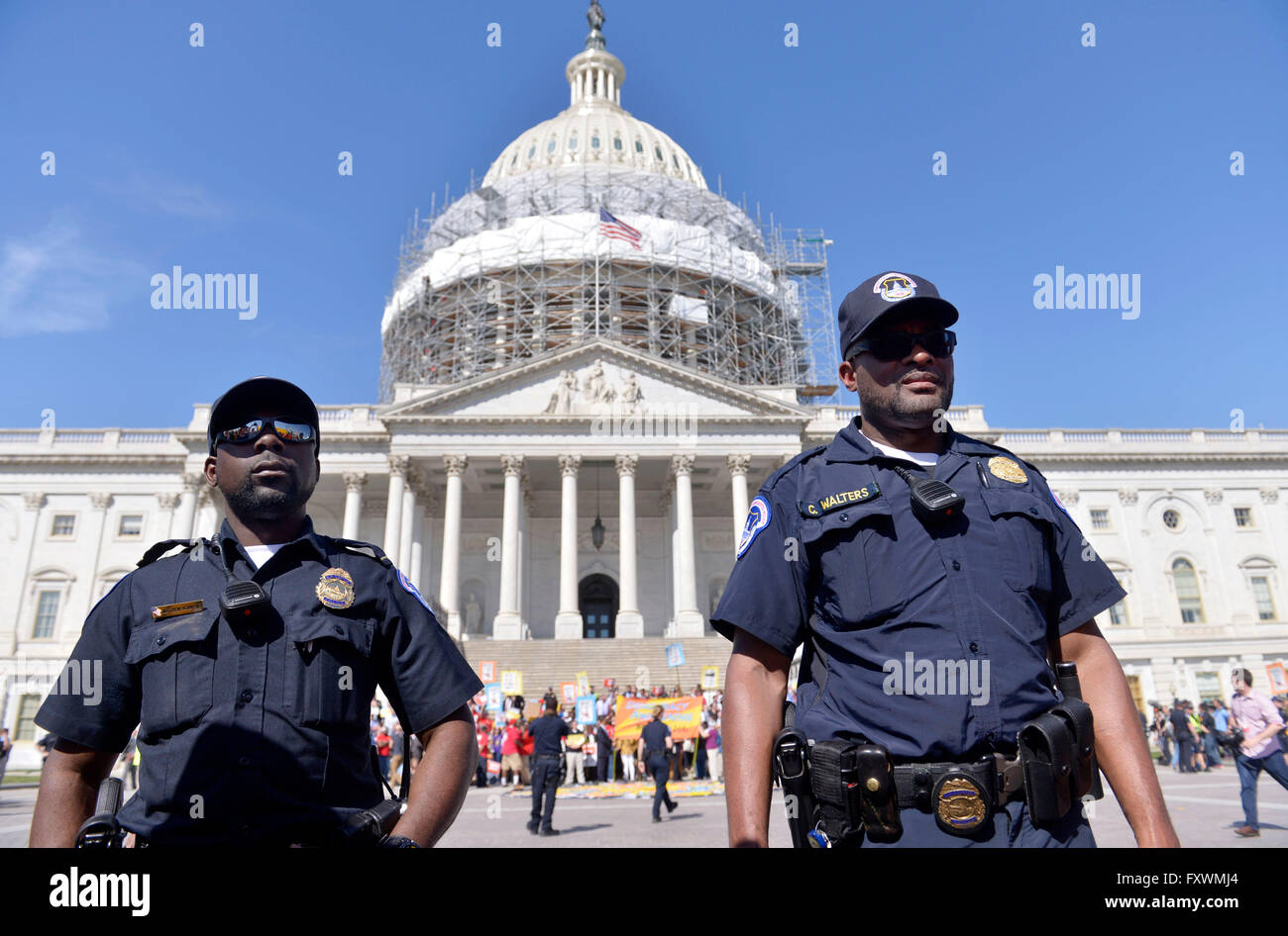 Washington, DC, Stati Uniti d'America. Xviii Apr, 2016. Stati Uniti Capitol polizia circondano i manifestanti che si offrono volontari per essere arrestato durante una manifestazione contro la politica di denaro sul Campidoglio di Washington, DC, Stati Uniti, il 18 aprile 2016. Alcune centinaia di manifestanti sono stati arrestati, secondo gli organizzatori di dimostrazione. Credito: Yin Bogu/Xinhua/Alamy Live News Foto Stock