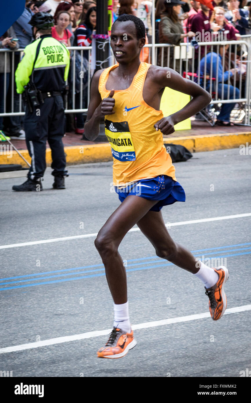 Boston, MA, Stati Uniti d'America. 18 Aprile, 2016. Kenya Paolo Lonyangata finisce quinto negli uomini Elite campo del 2016 Boston Marathon. John Kavouris/Alamy Live News Foto Stock