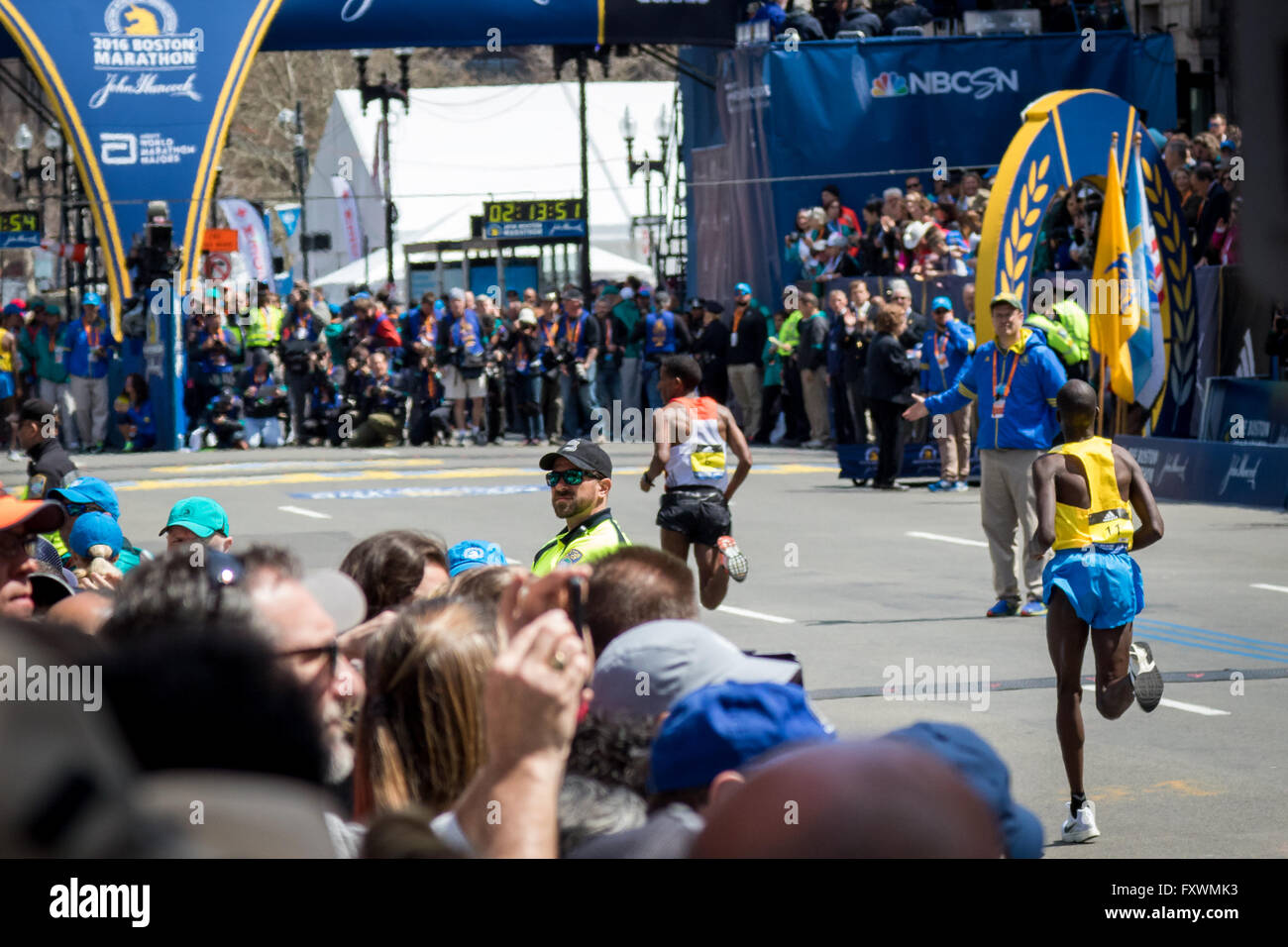 Boston, MA, Stati Uniti d'America. 18 Aprile, 2016. Yeamne Adhane Tsegay (Etiopia) bordi fuori Wesley Korir (Kenya) negli ultimi metri per una 3 seconda intercapedine tra il terzo e il quarto posto. John Kavouris/Alamy Live News Foto Stock