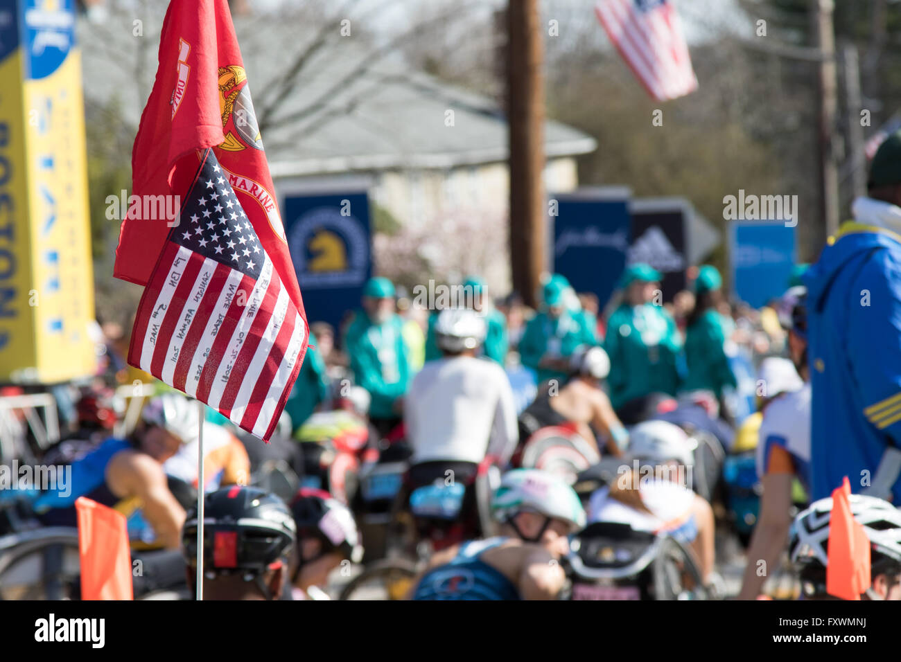 Hopkinton, MA, Stati Uniti d'America. 18 Aprile, 2016. Diversi i piloti in mano-ciclo e push-rim divisioni della Maratona di Boston sono ex soldati statunitensi e le donne. John Kavouris/Alamy Live News. Foto Stock