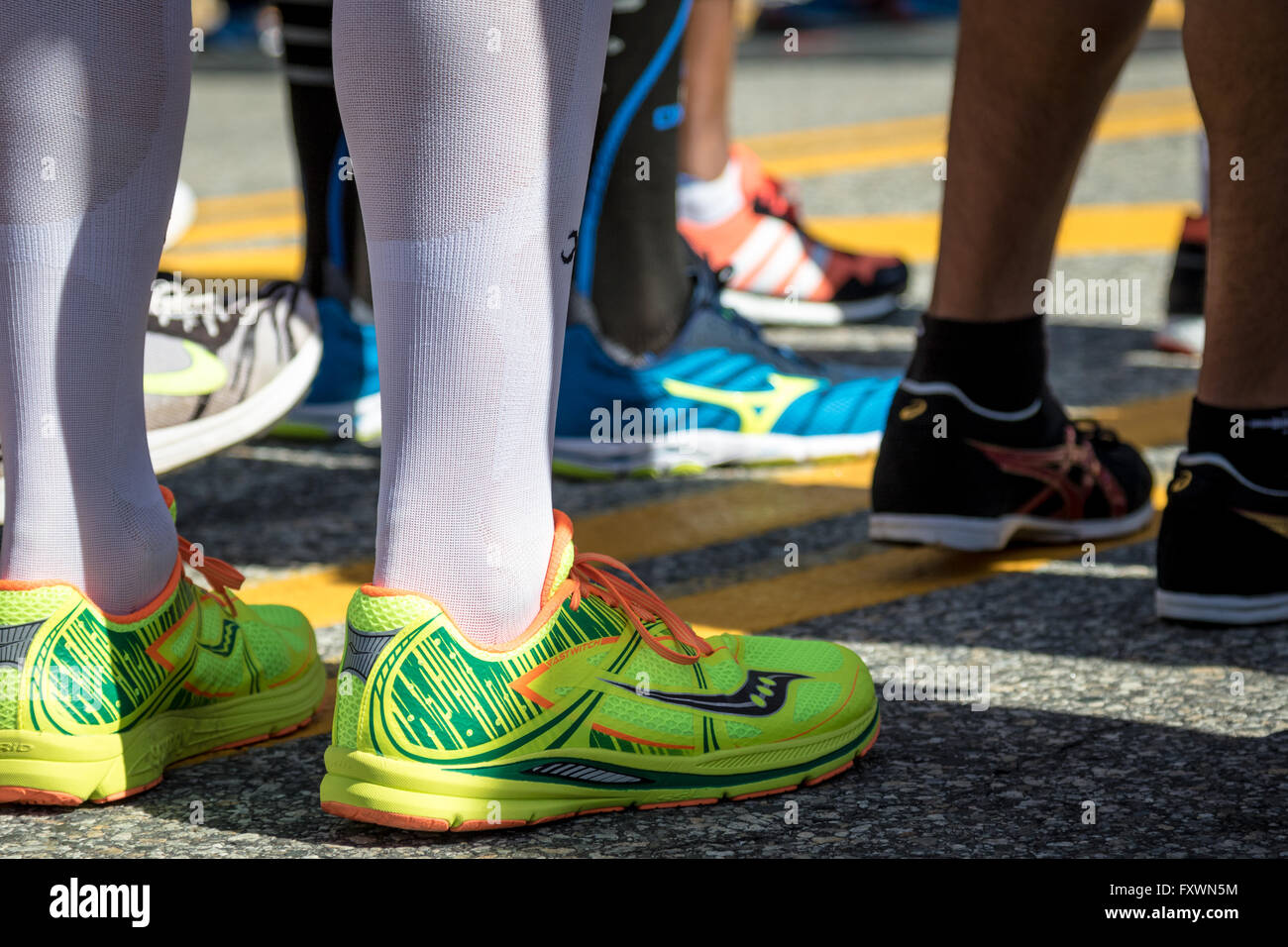 Hopkinton, MA, Stati Uniti d'America. 18 Aprile, 2016. Uomini Elite line up, momenti prima di iniziare il centoventesimo Boston Marathon. John Kavouris/Alamy Live News. Foto Stock