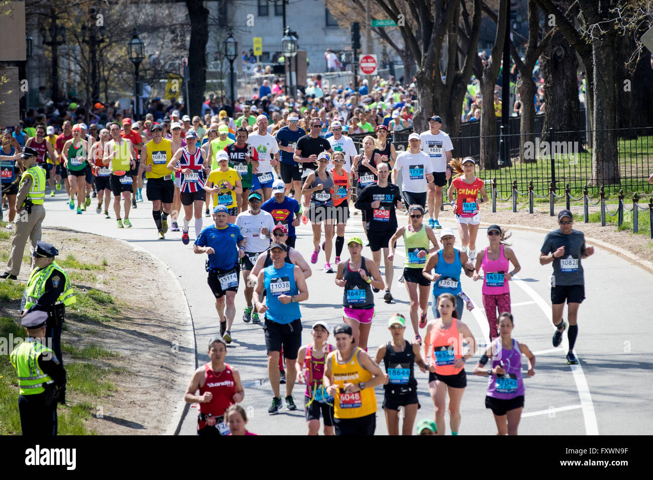 Boston, MA, Stati Uniti d'America. 18 Aprile, 2016. Oltre 30.000 partecipanti prendono parte al 2016 Boston Marathon. Quest anno segna il centoventesimo edizione della gara e il cinquantesimo anniversario di donne partecipanti. John Kavouris/Alamy Live News. Foto Stock