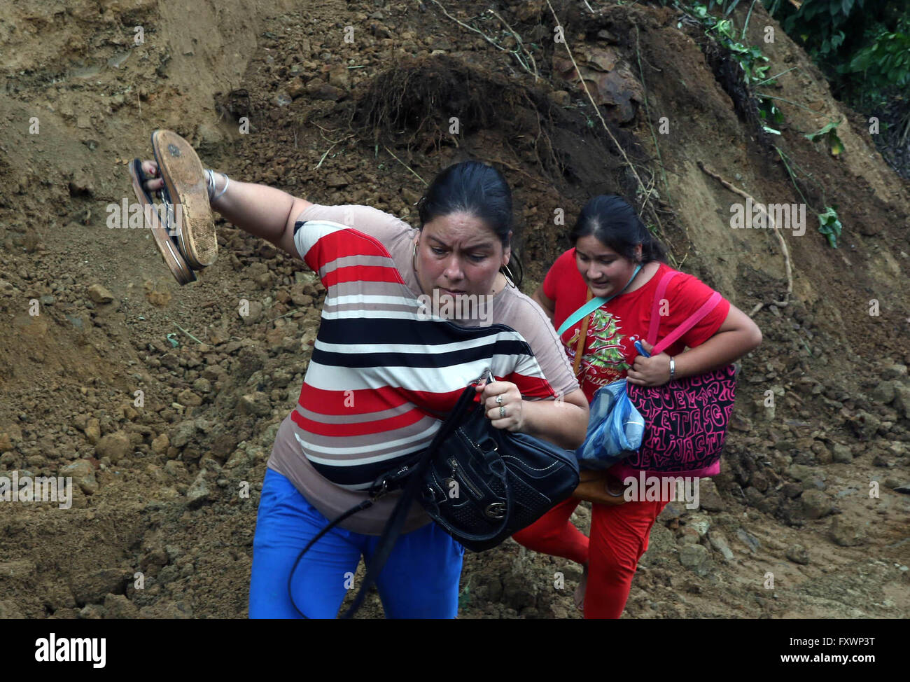 Chone. Xvii Apr, 2016. Immagine presa sul 17 aprile 2016 fornito da l'ecuadoriano e South American Public News Agency Ande mostra le persone che cercano di camminare attraverso una zona colpita da una frana dopo il terremoto in Chone, Ecuador. Ecuador Il tributo di morte pagato al terremoto svetta a 413. © Micaela Ayala V/ANDES/Xinhua/Alamy Live News Foto Stock