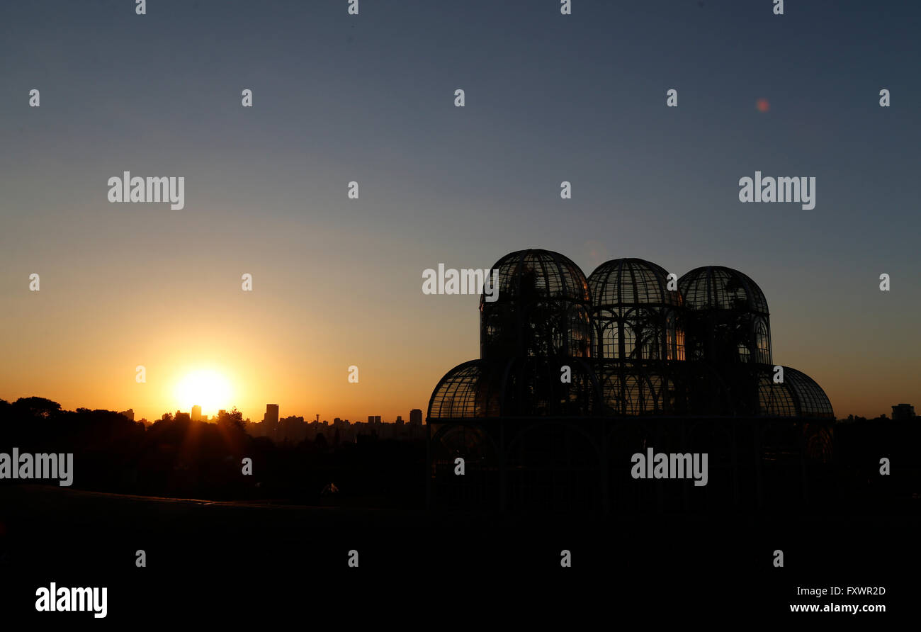 CURITIBA, PR - 18/04/2016: tramonto GIARDINO BOTANICO - Vista tramonto nella serra del Giardino Botanico di Curitiba. (Foto: Rodolfo Buhrer / La foto / FotoArena) Foto Stock