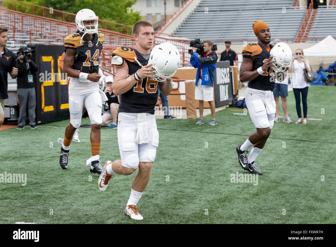 Aprile 16, 2016: il Texas Longhorns quarterbacks prende il campo prima che il colore arancione e bianco gioco a molla a Darrell K Royal - Texas Memorial Stadium di Austin, TX Tim Warner/CSM. Foto Stock